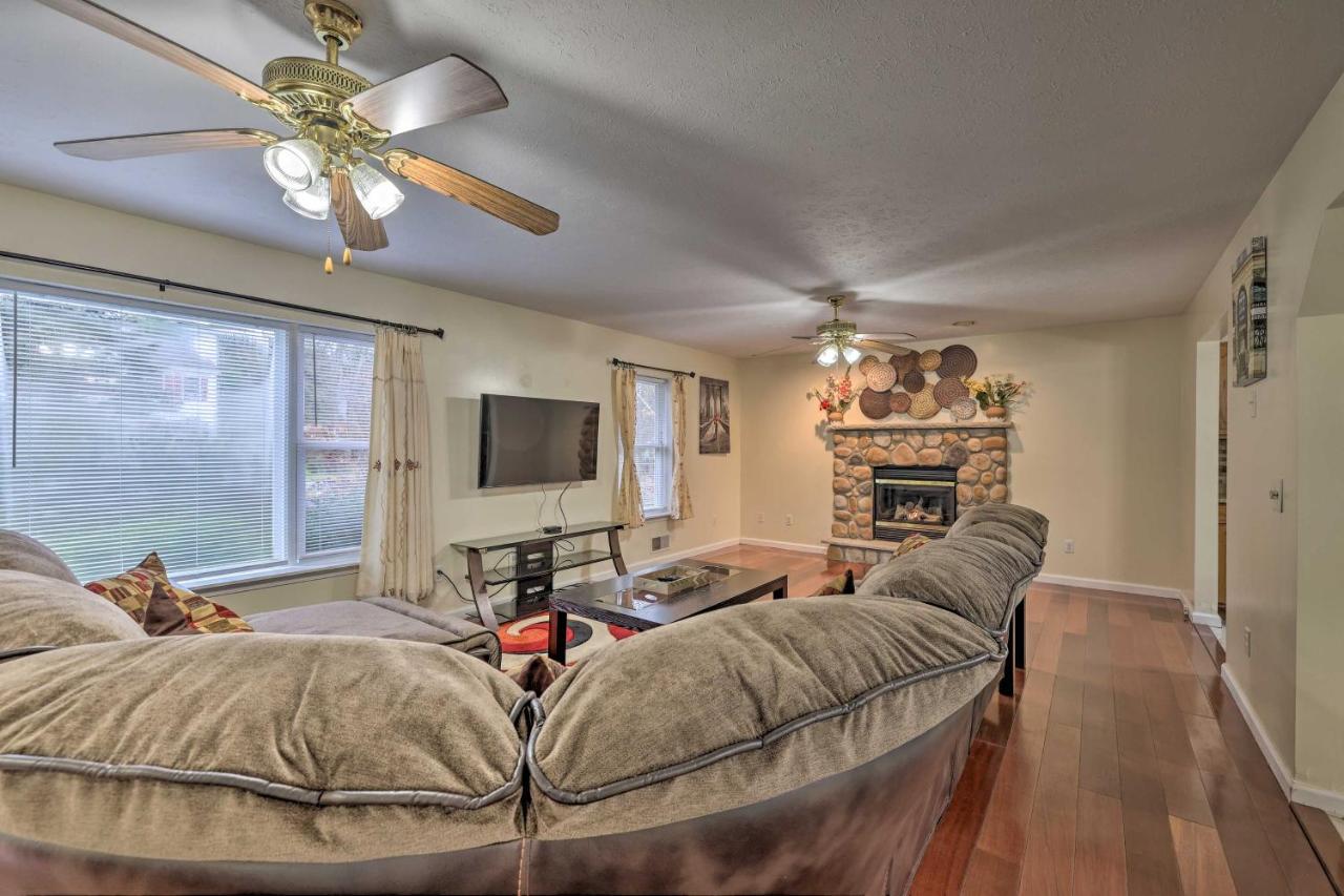 Spacious Poconos Lakefront With Dock And Grill! Сasa de vacaciones *